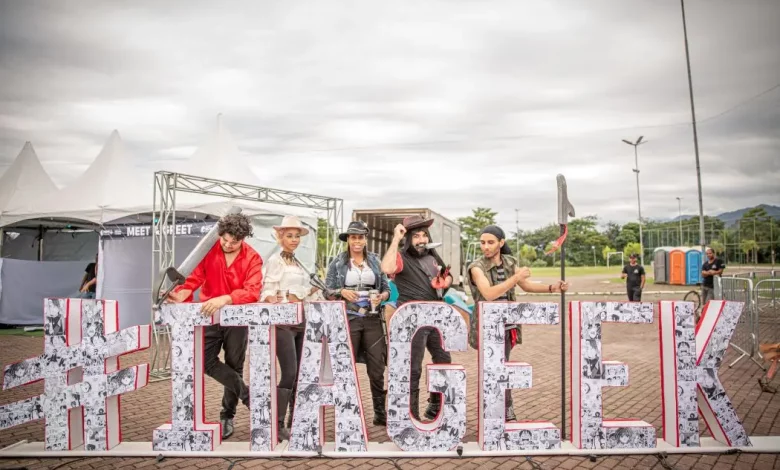 Participantes caracterizados em frente ao letreiro do Itageek