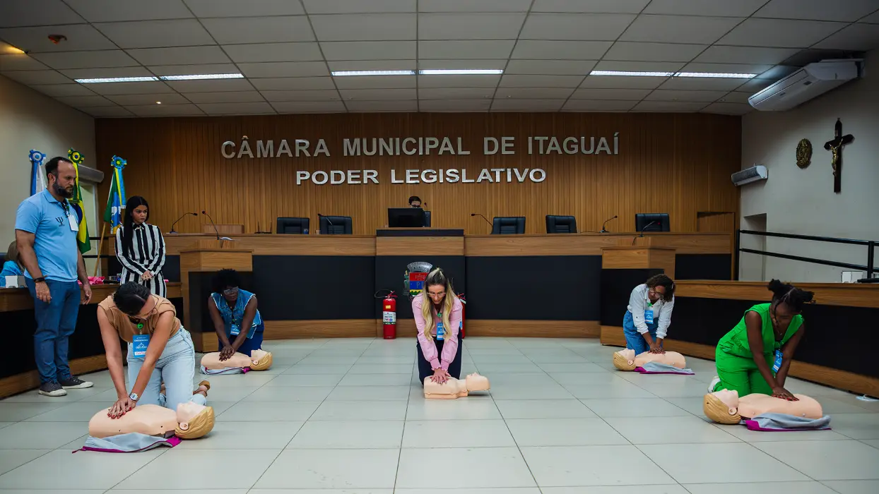 Participantes realizam treinamento prático de primeiros socorros