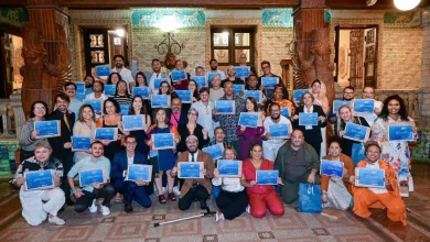 Várias pessoas exibindo certificados para foto