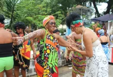 Artistas locais celebram a cultura afro-brasileira em Mangaratiba, em evento que valoriza as tradições e expressões populares