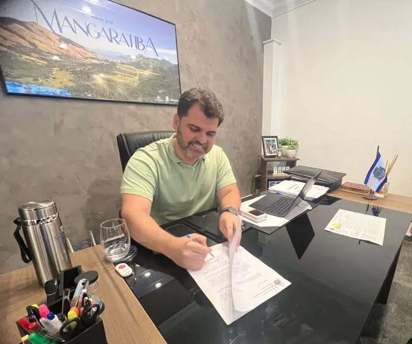 Prefeito Luiz Cláudio Ribeiro assina o Termo de Compromisso com o Governo Federal