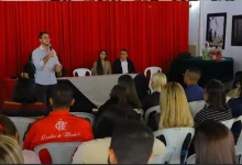 Vice-prefeito e Secretário de Saúde, Lucas Venito, discursa durante evento