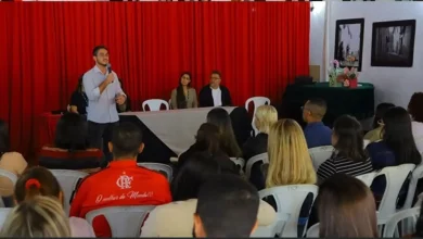 Vice-prefeito e Secretário de Saúde, Lucas Venito, discursa durante evento