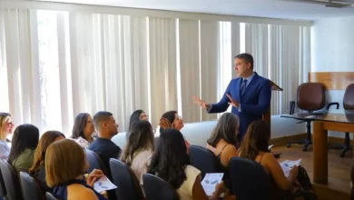 O professor e especialista em Educação, Dr. Daniel Brandão, conduz formação