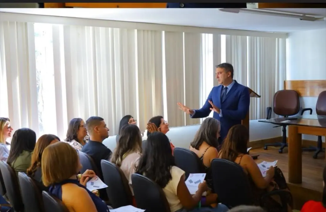 O professor e especialista em Educação, Dr. Daniel Brandão, conduz formação