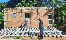 Agentes da Prefeitura de Mangaratiba afixam notificação de embargo em obra irregular