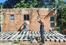 Agentes da Prefeitura de Mangaratiba afixam notificação de embargo em obra irregular