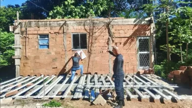 Agentes da Prefeitura de Mangaratiba afixam notificação de embargo em obra irregular