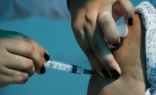 Profissional de saúde aplica dose da vacina