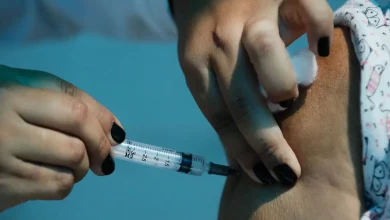 Profissional de saúde aplica dose da vacina