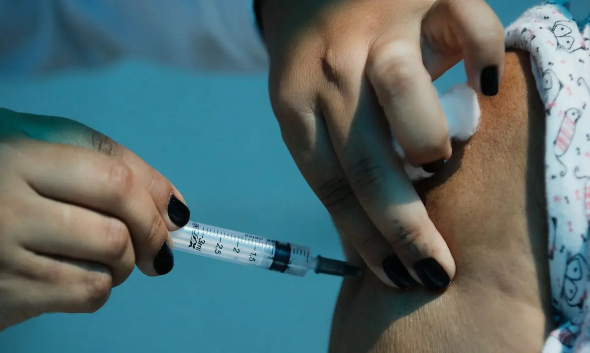 Profissional de saúde aplica dose da vacina