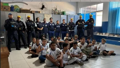 Agentes da Guarda Municipal de Mangaratiba e equipes do projeto Patrulheiro Mirim, durante ação com alunos da rede municipal