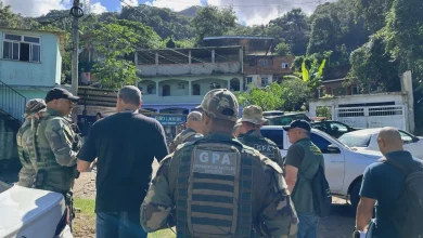 Agentes do Grupamento de Proteção Ambiental (GPA) e equipes da Prefeitura de Mangaratiba durante operação