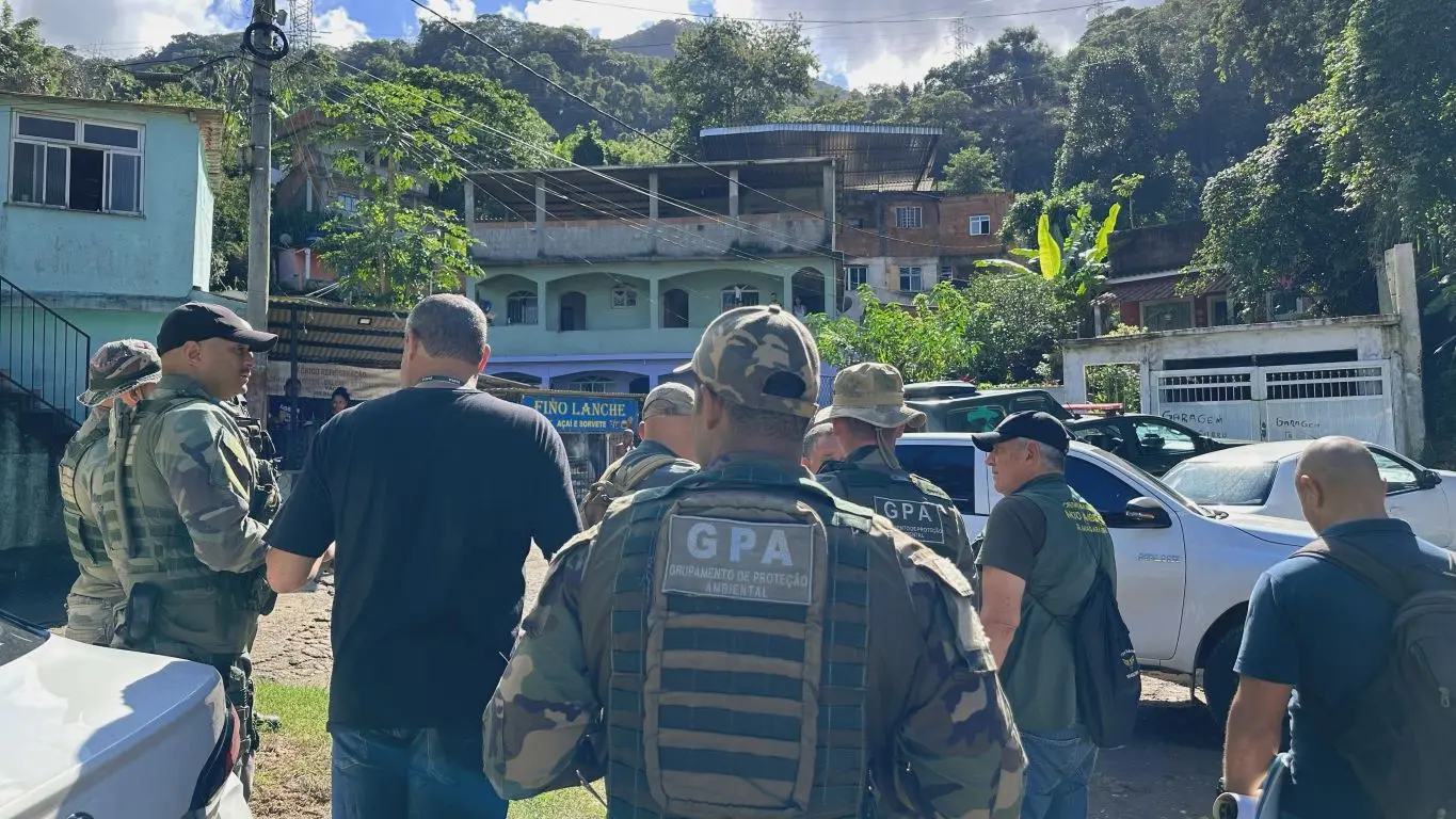 Agentes do Grupamento de Proteção Ambiental (GPA) e equipes da Prefeitura de Mangaratiba durante operação
