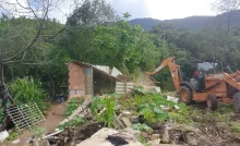 Máquina da Prefeitura de Mangaratiba realiza a demolição de construção irregular