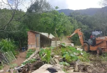 Máquina da Prefeitura de Mangaratiba realiza a demolição de construção irregular