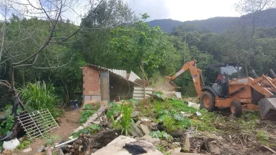 Máquina da Prefeitura de Mangaratiba realiza a demolição de construção irregular