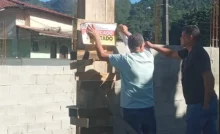 Agentes da Prefeitura de Mangaratiba fixam placa de embargo em construção irregular