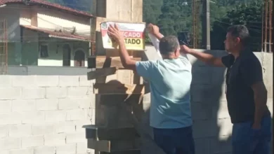 Agentes da Prefeitura de Mangaratiba fixam placa de embargo em construção irregular