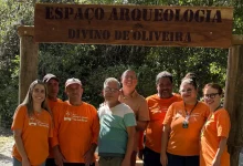 Várias pessoas posando para foto