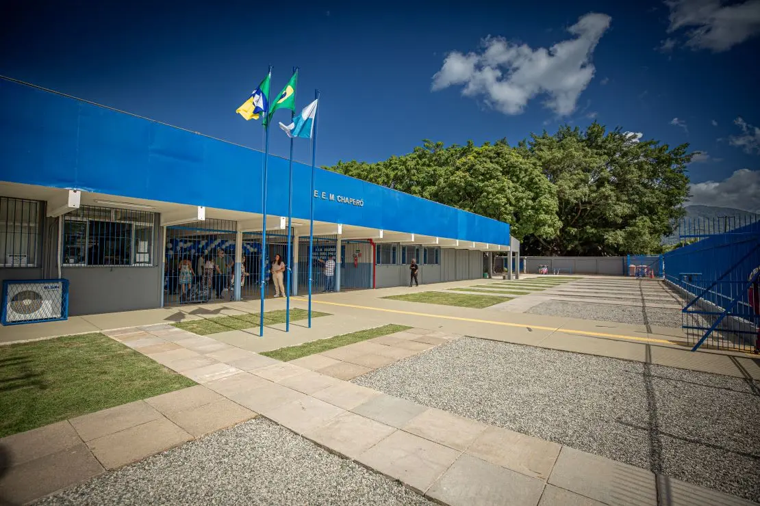 Fachada revitalizada da Escola Estadual Municipalizada Chaperó