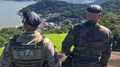 Agentes do Grupamento de Proteção Ambiental (GPA) e da Polícia Militar realizam fiscalização na Pedra do Urubu