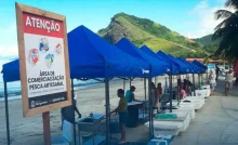 Barracas padronizadas instaladas pela Prefeitura de Mangaratiba na orla de Muriqui