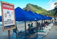 Barracas padronizadas instaladas pela Prefeitura de Mangaratiba na orla de Muriqui