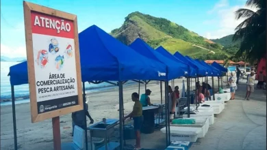 Barracas padronizadas instaladas pela Prefeitura de Mangaratiba na orla de Muriqui