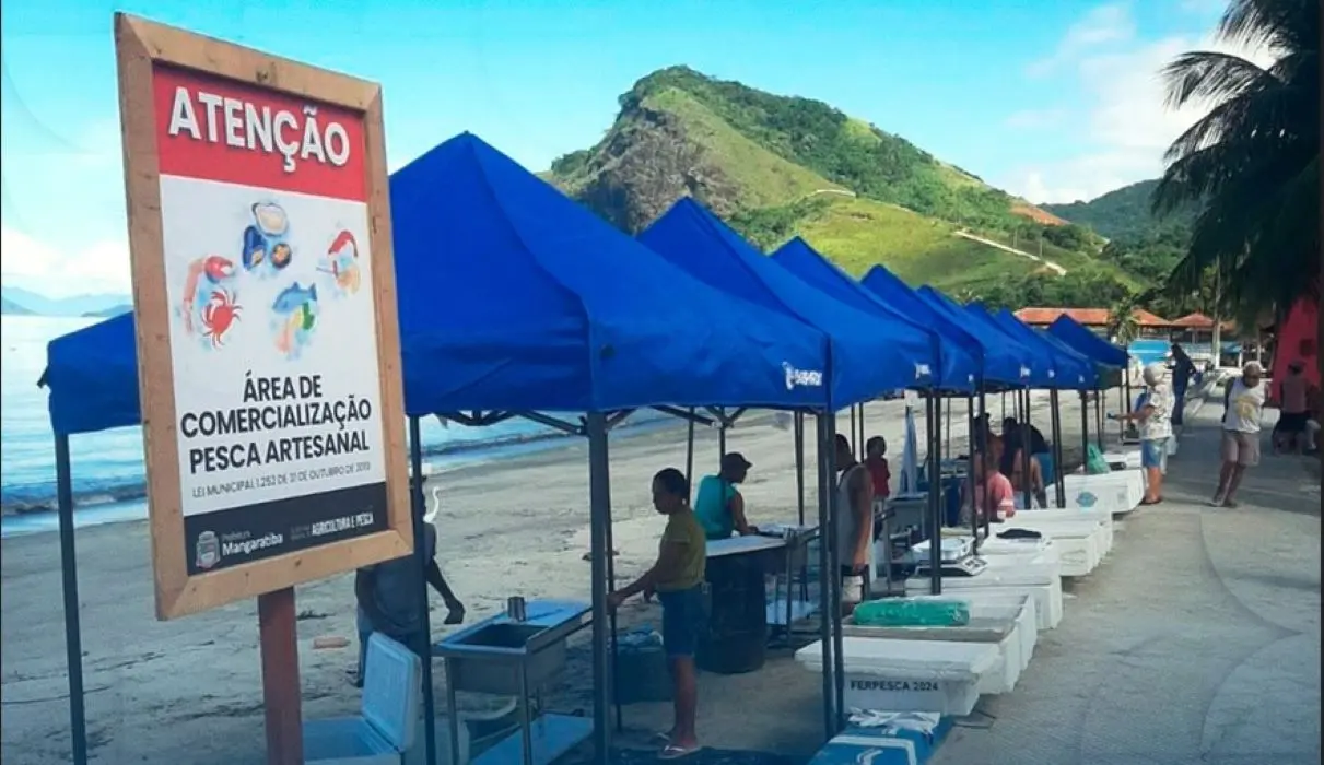 Barracas padronizadas instaladas pela Prefeitura de Mangaratiba na orla de Muriqui