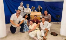 O diretor Eduardo Teffé (à esquerda) com o elenco do espetáculo infantil