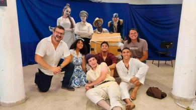 O diretor Eduardo Teffé (à esquerda) com o elenco do espetáculo infantil