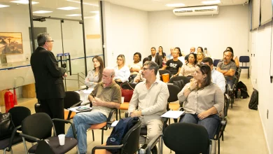 Pessoas na sala de aula ouvindo uma palestra