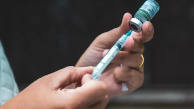Profissional da saúde prepara dose da vacina contra a gripe.