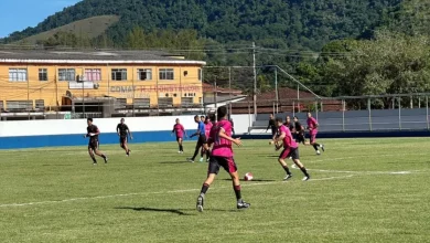 Jogadores disputam lance durante a rodada de abertura do Campeonato Municipal de Futebol Amador