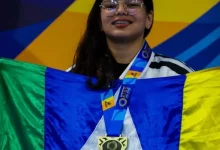 Maria Clara, a “Maria Pitbull”, exibe com orgulho a medalha de bronze