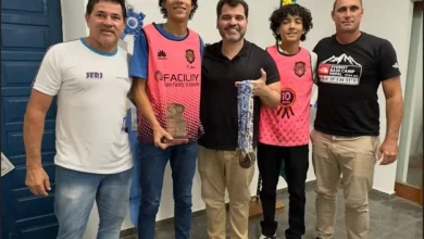 O prefeito de Mangaratiba, Luiz Cláudio Ribeiro, posa ao lado dos atletas Kayck Andrade e Henrique Soare