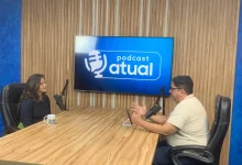Entrevistada e entrevistador à mesa