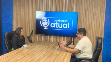Entrevistada e entrevistador à mesa