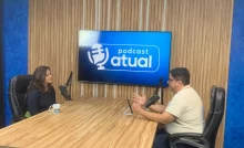 Entrevistada e entrevistador à mesa