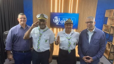 Quatro pessoas posando para foto
