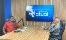 Entrevistado e entrevistador conversando à mesa