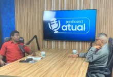 Entrevistado e entrevistador conversando à mesa