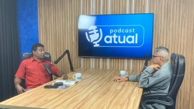 Entrevistado e entrevistador conversando à mesa