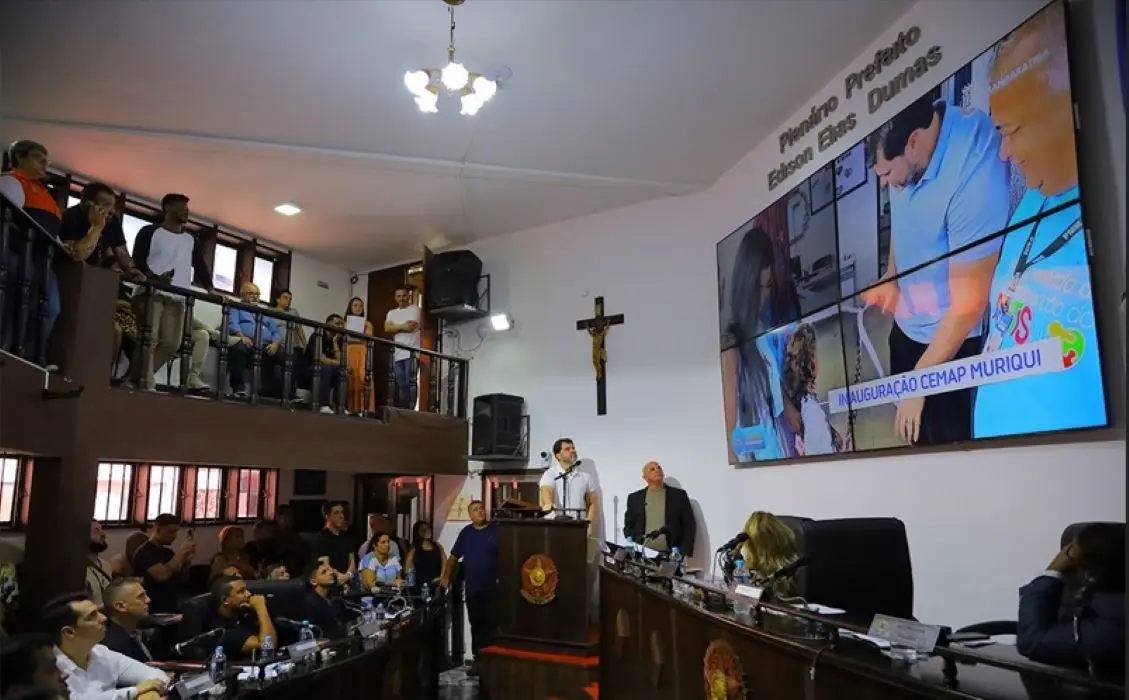 Prefeito Luiz Claudio Ribeiro durante apresentalção dos resultados dos 100 primeiros dias de gestão
