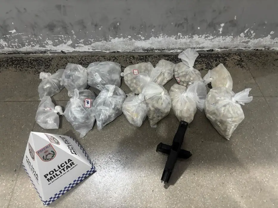 Drogas e uma arma de fogo apreendidos durante a operação da PM no Engenho