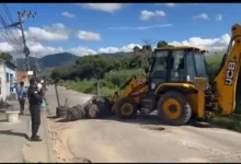 Agente do 24º BPM acompanha a remoção de barricadas