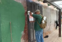 Agente de fiscalização da Prefeitura de Mangaratiba afixa notificação de embargo em obra irregular