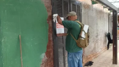 Agente de fiscalização da Prefeitura de Mangaratiba afixa notificação de embargo em obra irregular
