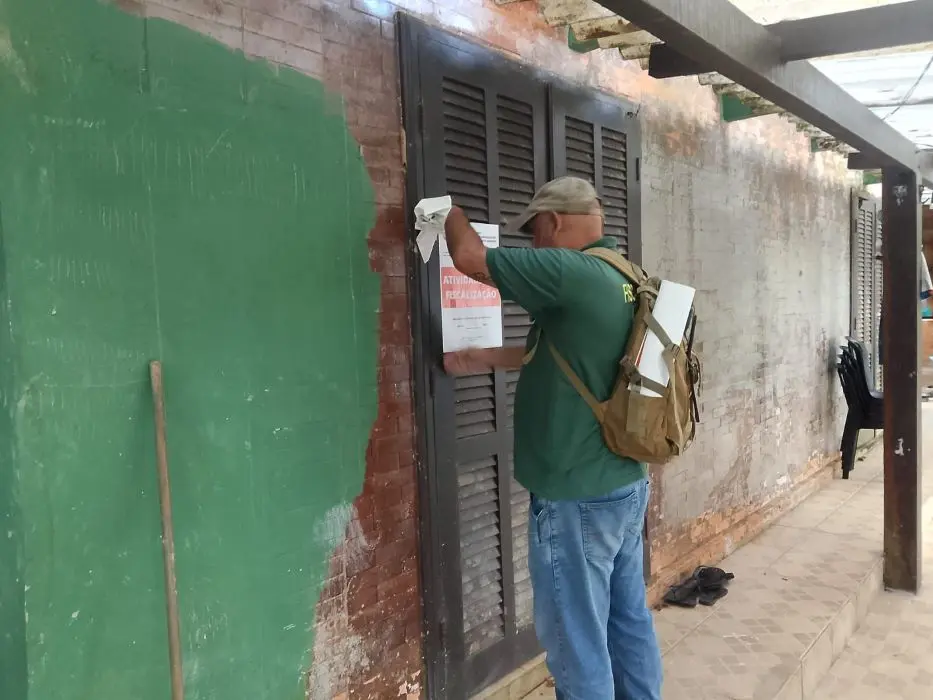 Agente de fiscalização da Prefeitura de Mangaratiba afixa notificação de embargo em obra irregular